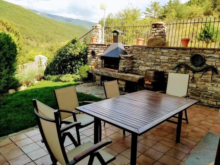 Casa rural con jardín cerca de Jaca con vistas al valle