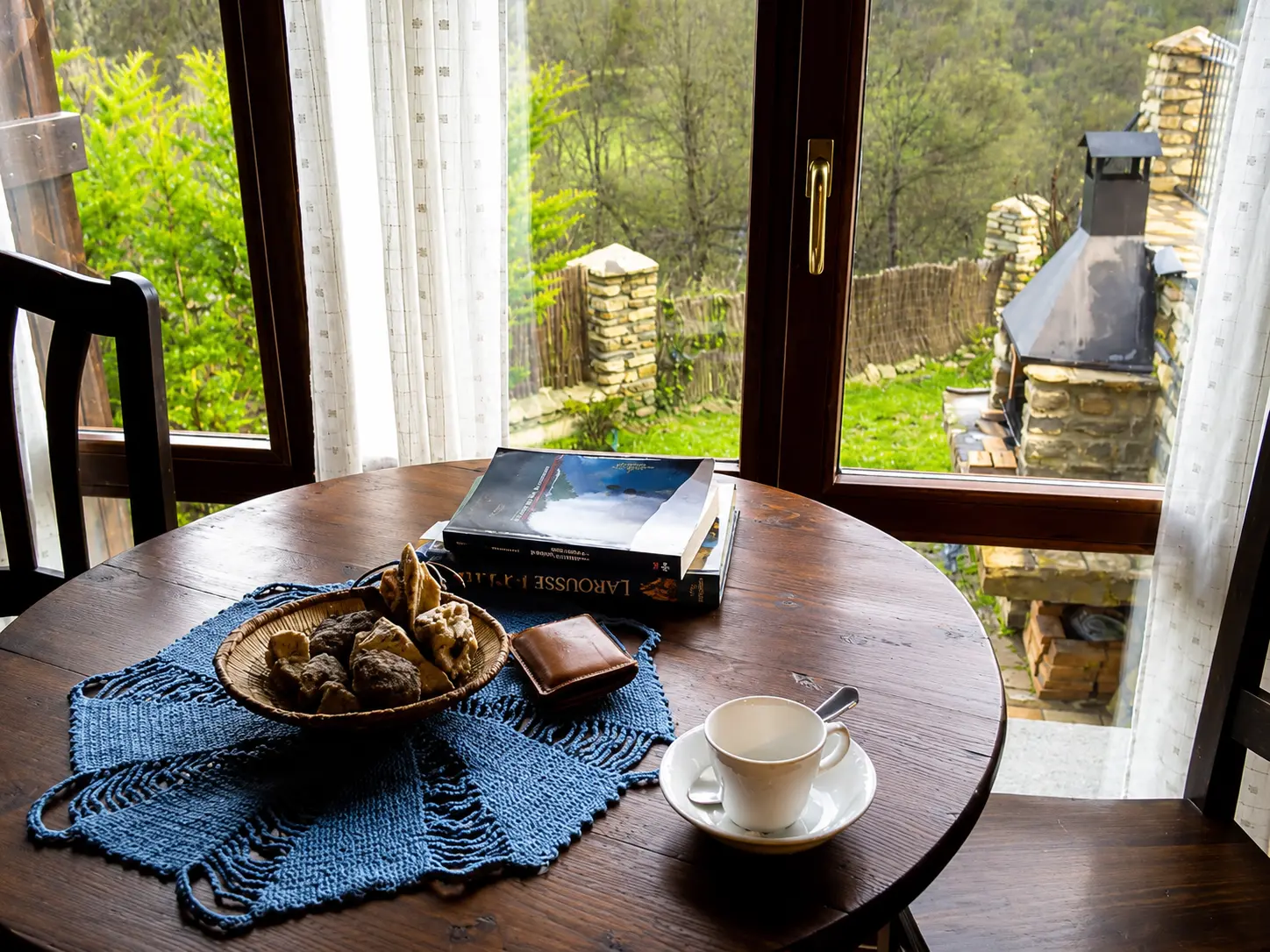 Rincón junto a la ventana con vistas al jardín y al valle en Casa Artena