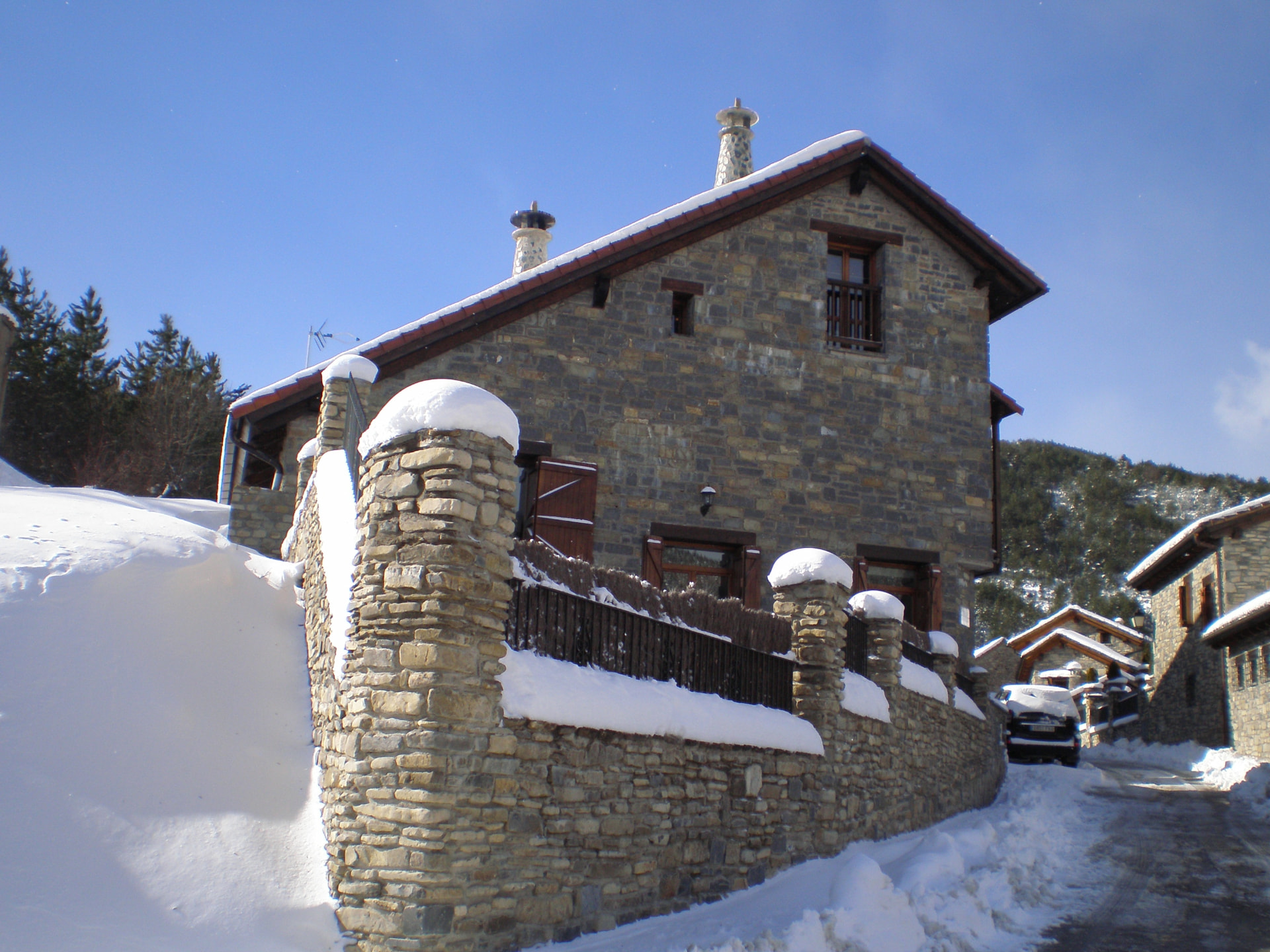 Casa Artena nevada en invierno en Villanovilla, Pirineo Aragonés