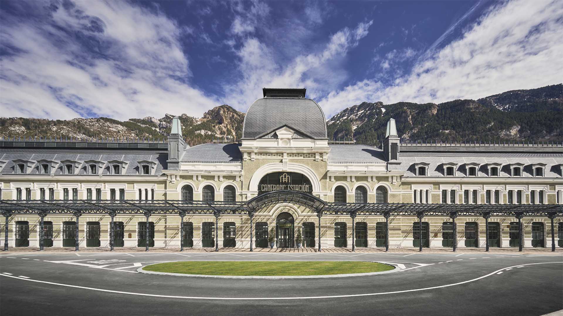 Estación Internacional de Canfranc en el Pirineo Aragonés