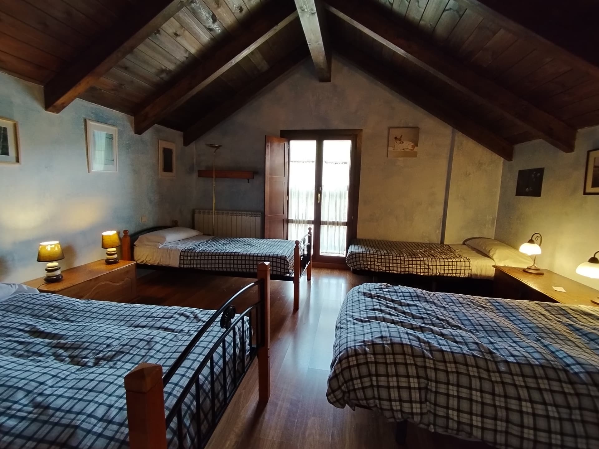 Habitación abuhardillada con cuatro camas en casa rural cerca de Jaca