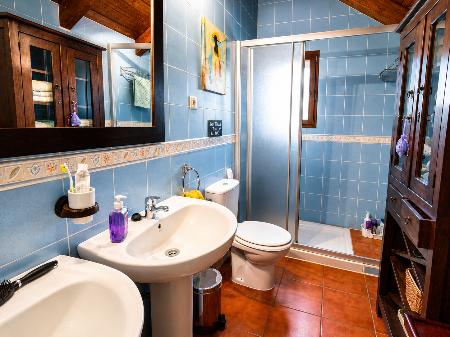 Baño completo con ducha y azulejos azules en Casa Artena, Huesca