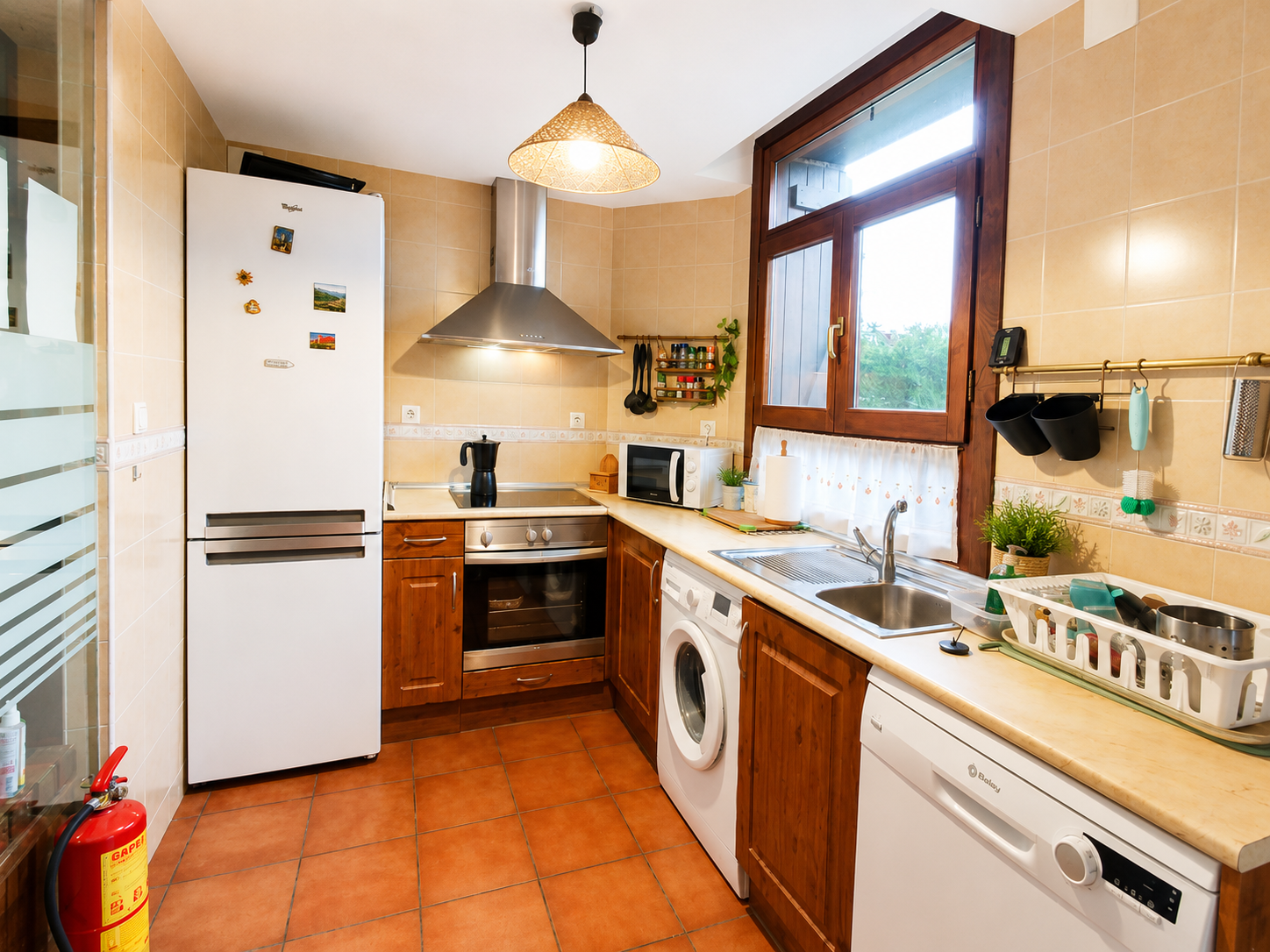 Cocina equipada con horno, lavavajillas y lavadora en Casa Artena, Huesca