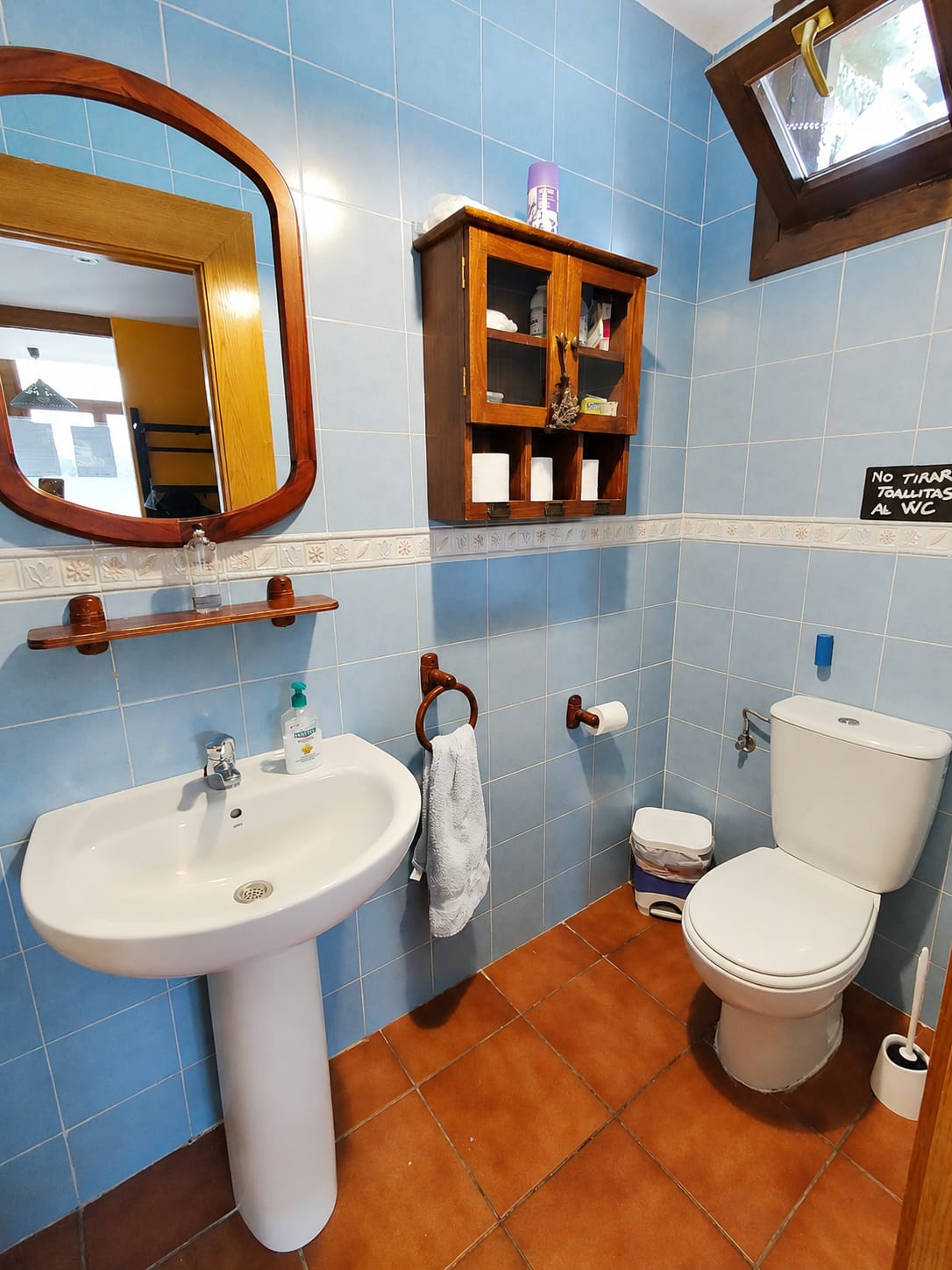 Segundo baño con lavabo, inodoro y azulejos azules en Casa Artena