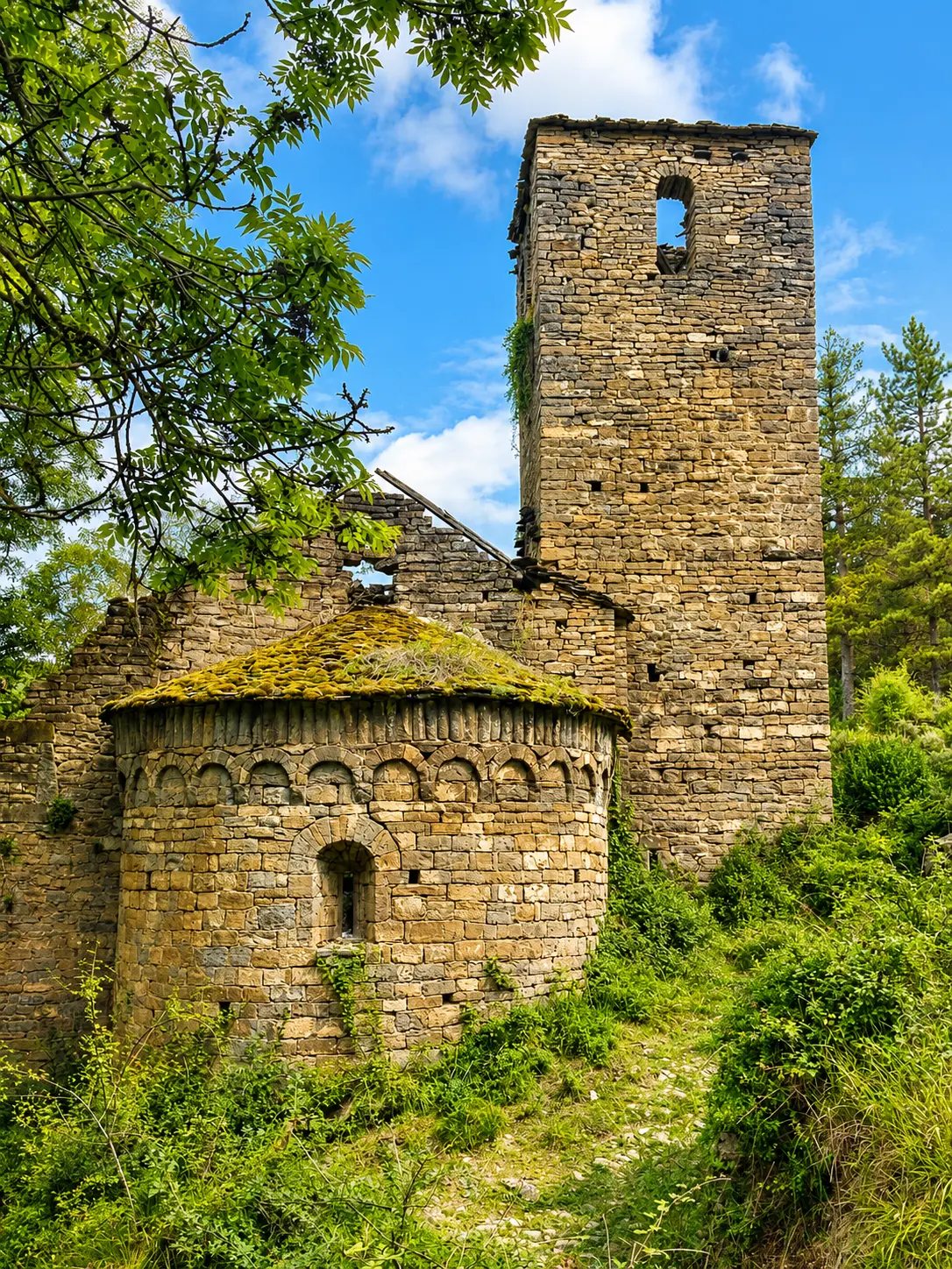 Iglesia románica en el Valle de la Garcipollera cerca de Casa Artena