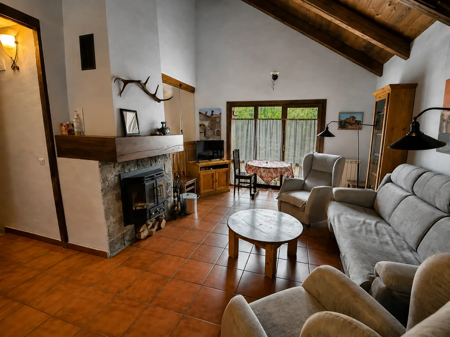 Salón con chimenea Casa Artena