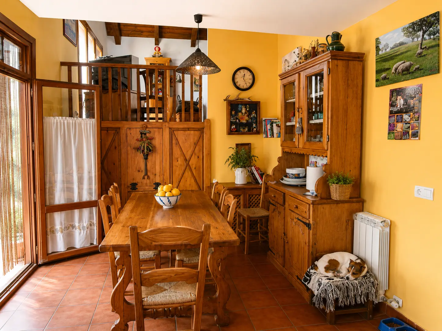 Comedor de madera para siete personas en Casa Artena