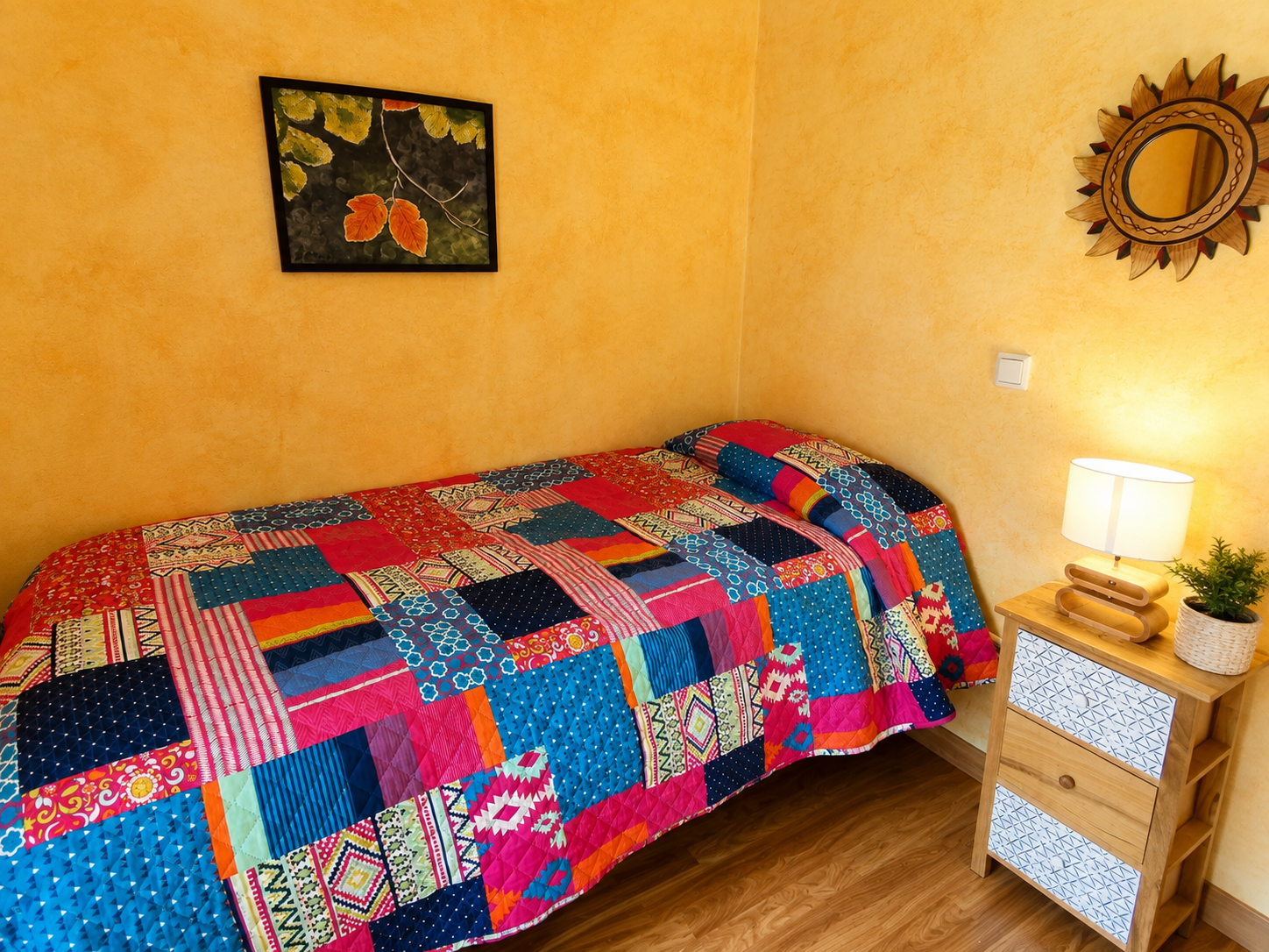 Habitación individual con cama y mesita en Casa Artena, Villanovilla