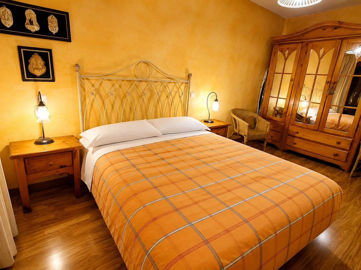 Dormitorio con cama de matrimonio y armario de madera en Casa Artena
